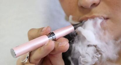 Una mujer usa un cigarrillo electrónico.