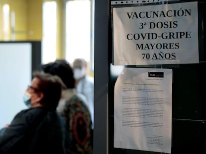 The Valencia region offers older residents the possibility of getting immunized against the flu and Covid-19 on the same day.