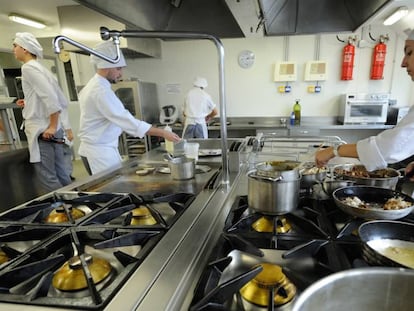 Alumnos en los fogones de la Escuela Pública de Cocina de Gamarra.