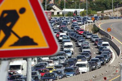 En la imagen, la carretera de A Coruña registraba grandes retenciones durante la tarde.