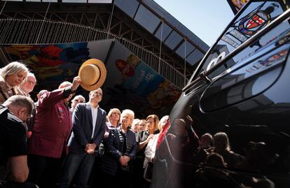 Familiares y amigos se despiden de 'Pinotxo', en la entrada del mercado de la Boqueria durante su último homenaje. 