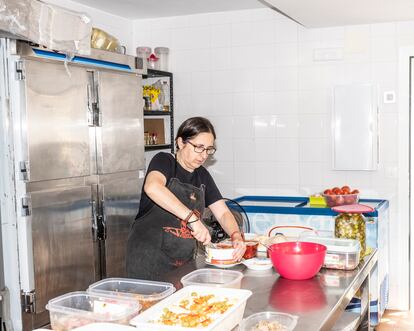 María Teresa Ibarra, vecina de Casas de Miravete (Cáceres), trabajaba el martes en la cocina de la piscina del pueblo. 