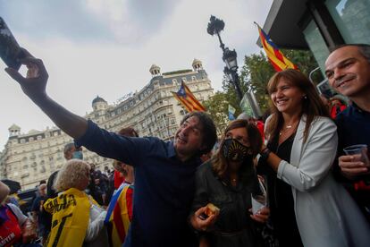 Los dirigentes de Junts per Catalunya Francesc de Dalmases, Laura Borras y Jordi Turull, en la concentración de la ANC de este domingo en Barcelona.