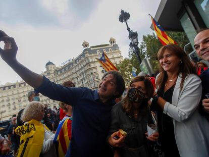 El diputado Francesc de Dalmases se hace un 'selfie' junto a otros cargos de Junts, entre ellos la presidenta del Parlament, Laura Borràs, en octubre de 2021, en el aniversario del 1-O.