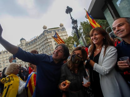 Los dirigentes de Junts per Catalunya Francesc de Dalmases, Laura Borras y Jordi Turull, en la concentración de la ANC de este domingo en Barcelona.