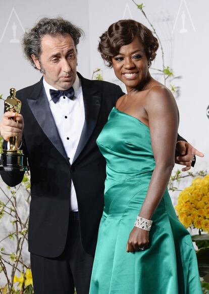 Paolo Sorrentino posa con la actriz Viola Davis. El italiano recogió el Oscar a la la mejor película de habla no inglesa por La gran belleza y Sorrentino dedicó su premio a los Talking Heads, Scorsese, Maradona y Fellini, “inspiraciones” a la hora de hacer cine y llevar un nuevo Oscar, el decimosexto, a Italia.