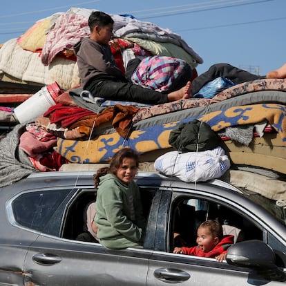 Palestinians, who were displaced to the south at Israel's order during the war, wait to head back to their homes in northern Gaza by vehicle through Salahudeen Road, amid a ceasefire between Israel and Hamas, in the central Gaza Strip, January 27, 2025. REUTERS/Hatem Khaled