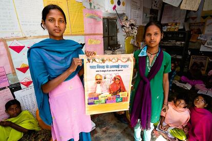 A Sudila Manashari (a la izquierda) la casaron antes de que naciera. Su amiga Dhapu Meena contrajo matrimonio a los 13 años. Las dos participan en una campaña de Unicef contra el matrimonio infantil en Rajastán (India).