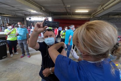 Un hombre se fotografía mientras recibe la vacuna contra la covid, el 21 de mayo en Murcia.