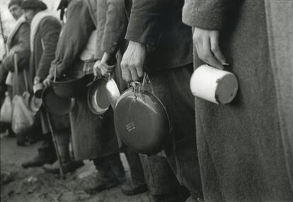 Un grupo de milicianos republicanos hace cola para recibir el rancho durante la ofensiva de Oviedo el 3 de marzo de 1937.