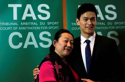 Sun Yang con su madre tras la audiencia ante el TAD.