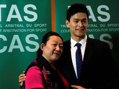 Sun Yang con su madre tras la audiencia ante el TAD.