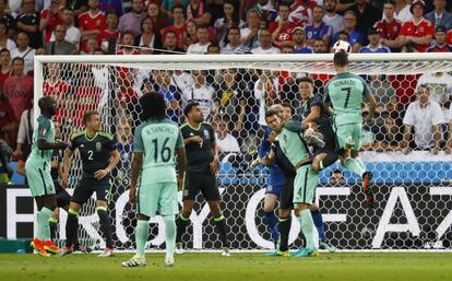 Cristiano Ronaldo marca un gol contra Gales, en la semifinal de la Eurocopa que se disputó el 6 de julio de 2016, en Lyon (Francia).