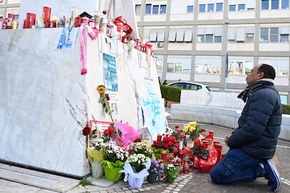 Un hombre reza ante la estatua de Juan Pablo II, frente al hospital Gemelli de Roma, este martes.