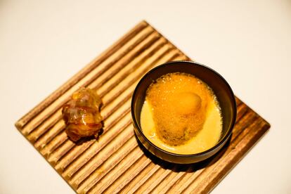 A la izquierda, croqueta de pollo con todo. A la derecha, caldo millo con carrillera de cerdo, zanahoria y mojo de cilantro.