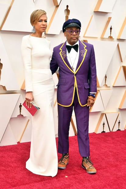 Spike Lee, acompañado por Tonya Lewis, homenajeó a Kobe Bryant con un traje de Gucci con el número de la estrella de la NBA fallecida y los colores de su equipo: los Lakers.