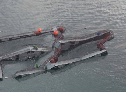 La fuerza de las aguas destruyó por completo un muelle de pesca ubicado en las orillas del Aysén. El alcalde de la población protestó contra la visita de la Presidenta Michele Bachelet y le recomendó que se volviera a Santiago. Los carabineros lo detuvieron por algunas horas.