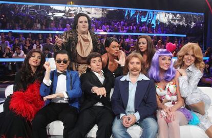 El presentador Manel Fuentes (en el centro), junto a los concursantes de 'Tu cara me suena'.