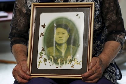Lee Ok-sun muestra una antigua fotografía de sí misma en su habitación. Lee, que nació en 1927 en Busan, fue secuestrada por varios soldados japoneses durante la Segunda Guerra Mundial. La foto enmarcada es del año 1947, dos años después de que los nipones se rindieran, que es cuando ella pidió la nacionalidad china. Tras la rendición, no regresó a su aldea natal porque se avergonzaba de haber sido una mujer de solaz. Lee vivió en China hasta 2001; este año regresó a casa.