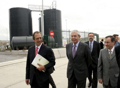 El presidente de la Xunta durante la inauguración de la primera planta de biodiésel gallega.