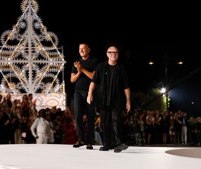 Stefano Gabbana y, a la derecha, Domenico Dolce, tras el desfile de su colección de Alta Moda presentada en  Alberobello.