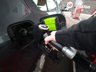 Un coche se llena de diésel en una gasolinera.