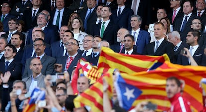 Els Reis escolten l'himne nacional abans de donar comen?ament la final de la Copa del Rei.