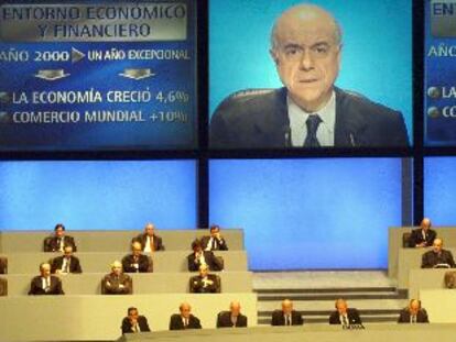 El consejo del BBVA, ayer, durante la junta de accionistas. En la pantalla su copresidente, Francisco González.