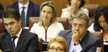 Juan Ignacio Zoido, a la derecha, ayer en el Parlamento durante la sesi&oacute;n de control al Gobierno.