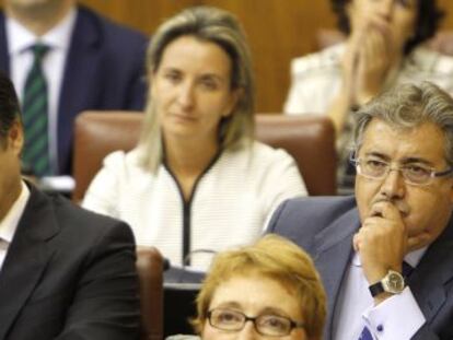 Juan Ignacio Zoido, a la derecha, ayer en el Parlamento durante la sesi&oacute;n de control al Gobierno.
