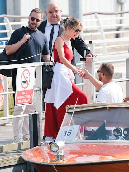 Según los informes, el magnate tecnológico y la periodista han invitado a unos 200 invitados a su multimillonaria boda en Venecia. En la imagen, el inversor canadiense Michael Kives y su mujer, Lydia Kives, abordan un taxi acuático al llegar al aeropuerto Marco Polo de Venecia este miércoles.