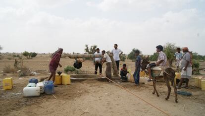 Un grupo de personas recoge agua en Abs. La imagen refleja los efectos directos e indirectos de la guerra en Yemen: cerca de las líneas de frente, la región sufre enfrentamientos armados constantes y violaciones del derecho internacional humanitario; Alberga un gran número de personas desarraigadas y la asistencia médica y otros servicios sociales básicos no están disponibles. La asistencia humanitaria a los más vulnerables sigue siendo insuficiente. No es sorprendente que la epidemia de cólera y diarrea acuosa aguda esté cobrando un alto precio en estas áreas rurales, con miles de personas enfermas y docenas de muertes.