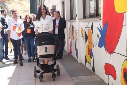 Begoña Villacis con carrito y con su bebé acudió ayer vestida de una forma muy similar a Meghan Markle.