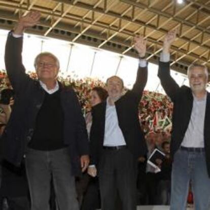 Rubalcaba ha juntado en un mitín en Sevilla a Felipe González y Alfonso Guerra