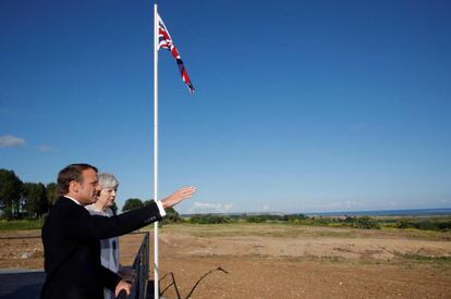 El presidente francés, Emmanuel Macron, y la primera ministra británica, Theresa May, conversan tras la ceremonia de colocación de la primera piedra de un monumento británico con motivo del 75º aniversario del desembarco de Normandía en Ver-Sur-Mer, en Francia.