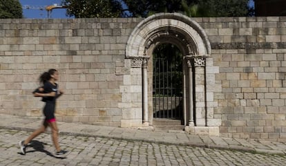 Una de les portes de Santa Maria que està a Barcelona.