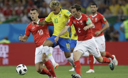 Neymar intenta superar a Xhaka y a Lichtsteiner.