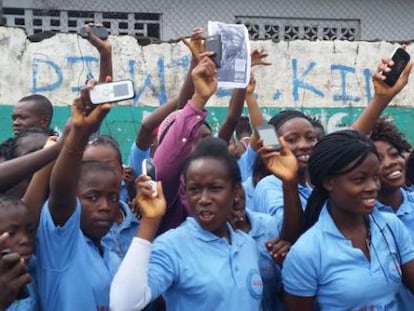 Jóvenes en Liberia se apuntan al servicio de interacción vía móviles creado por UNICEF.