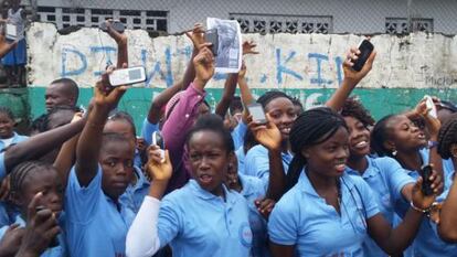 Jóvenes en Liberia se apuntan al servicio de interacción vía móviles creado por UNICEF.