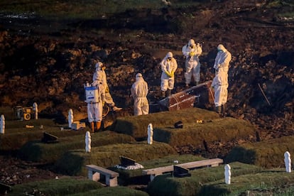 Operarios entierran a un fallecido por covid en Medan, Indonesia. En el país asiático, la mayoría de los muertos por coronavirus son menores de 55 años.