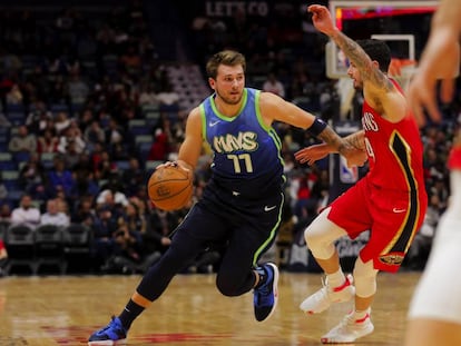 Doncic, con el balón, ante JJ Redick,