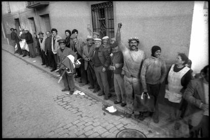 En 1982, un año después de que Suárez dejara la presidencia del Gobierno español, se celebraron las primeras elecciones autonómicas. En la foto, paso de la caravana electoral del PSOE por un pueblo de Andalucía.