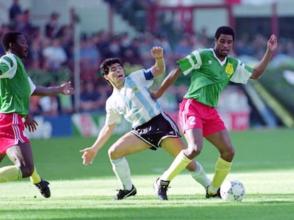Diego Maradona disputa el balón con Andre Kana-Biyik en el Argentina-Camerún que inauguró el Mundial de Italia 1990.