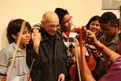 José Antonio Abreu creó su sistema de educación musical en 1975. Treinta y cinco años después es referencia por sus métodos de enseñanza y excelencia en todo el mundo.