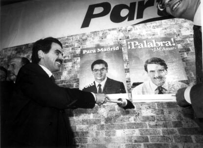 Otra de las legislaturas que no llegó a cumplir cuatro años fue la tercera, ya que las elecciones generales que le pusieron fin se celebraron el 29 de octubre de 1989. Felipe González lograba un nuevo triunfo con 175 diputados del PSOE, la mitad de los que tiene la Cámara. Se estrenaba electoralmente al frente de la oposición José María Aznar, quien aparece en la foto durante el acto de pegada de carteles que dio arranque a la campaña. El Partido Popular, ya con ese nombre, lograría mejorar ligeramente los últimos resultados de la Alianza Popular de Fraga. Izquierda Unida lograba ascender hasta los 17 escaños de la mano de Julio Anguita.