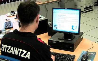 Uno de los agentes de la Ertzainzta de la sección de Delitos en Tecnologías de la Información.