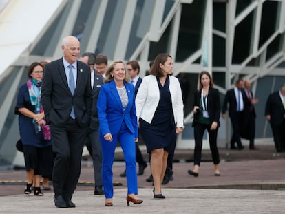 La vicepresidenta primera y ministra de Asuntos Económicos en funciones, Nadia Calviño (segundo por la izquierda) acompañada por el presidente de la Autoridad Bancaria Europea, José Manuel Campa (a la izquierda), y ministros y representantes se dirigen a posar para la foto de familia en la jornada final la reunión del Eurogrupo Ecofin, este sábado en Santiago de Compostela.