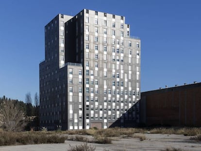 Edificio de la calle de Encuny de la Zona Franca de Barcelona, comprado por Colau en 2019.