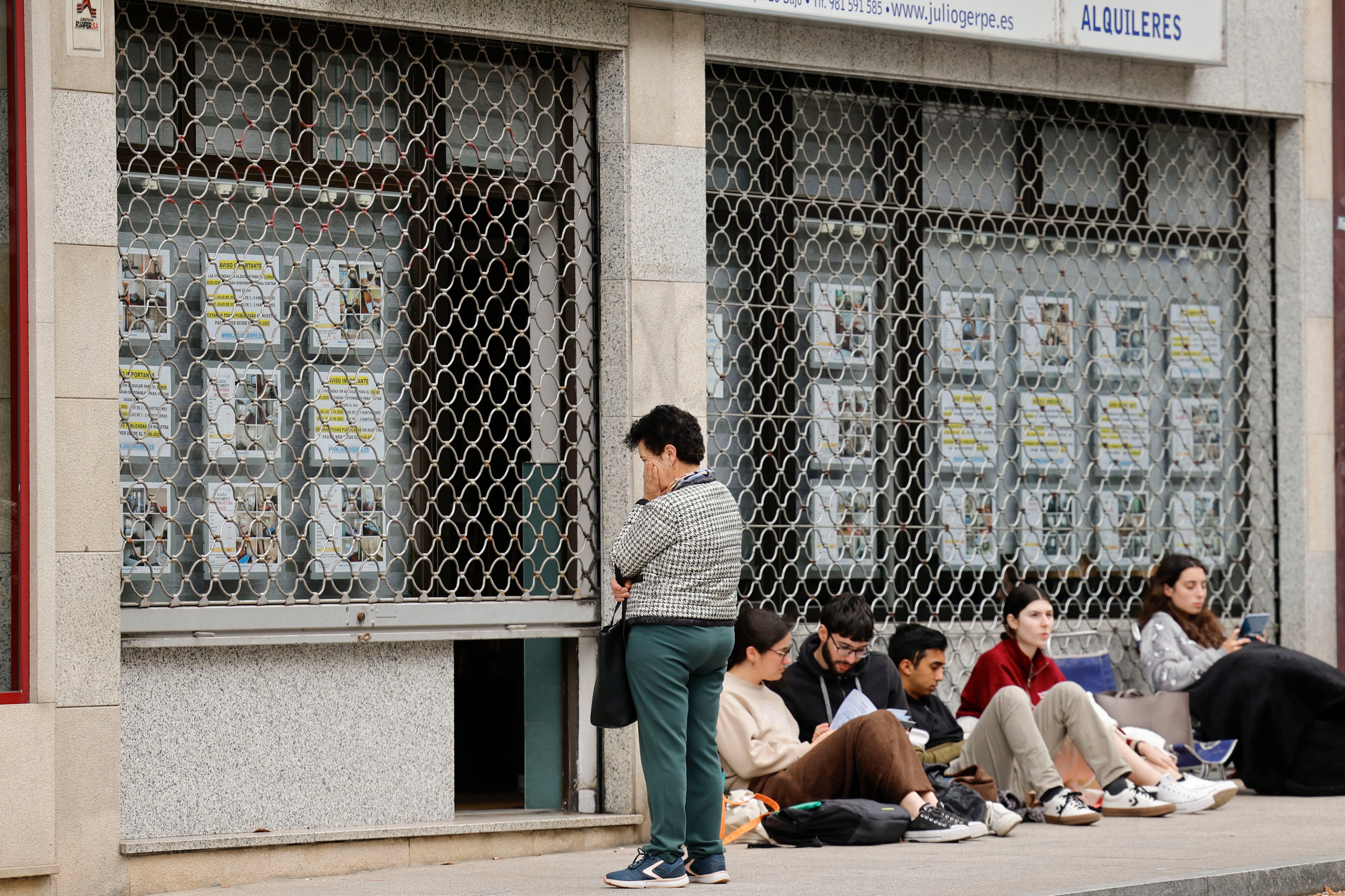 Estudiantes y padres acampan, algunos desde las tres de la madrugada, para conseguir un piso de alquiler en una inmobiliaria de Santiago.