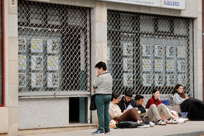 Estudiantes y padres acampan, algunos desde las tres de la madrugada, a las puertas de una inmobiliaria para conseguir un piso de alquiler en Santiago de Compostela.
